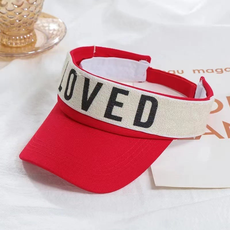 Gorra con la letra "LOVED" – Protector solar de verano