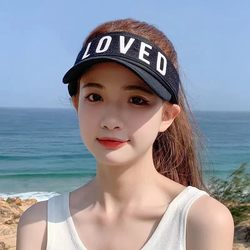 Gorra con la letra "LOVED" – Protector solar de verano
