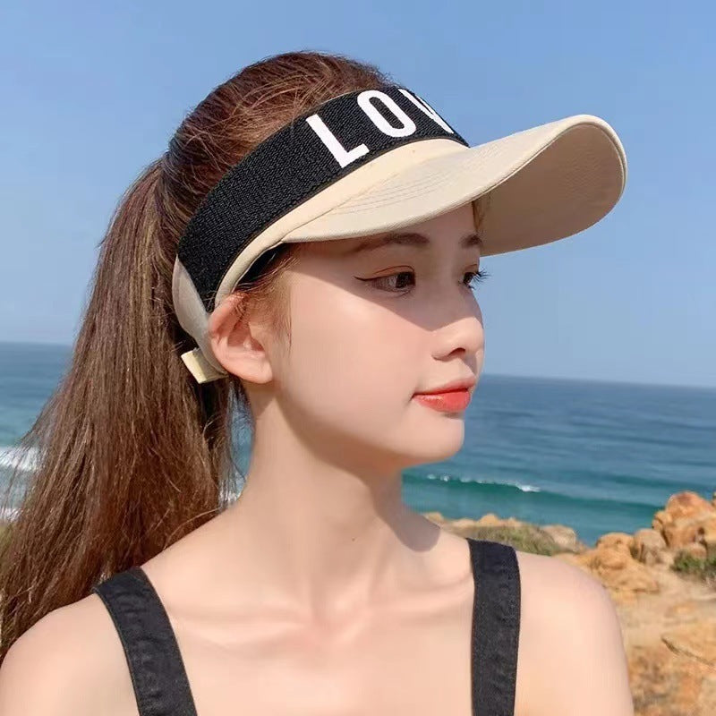 Gorra con la letra "LOVED" – Protector solar de verano