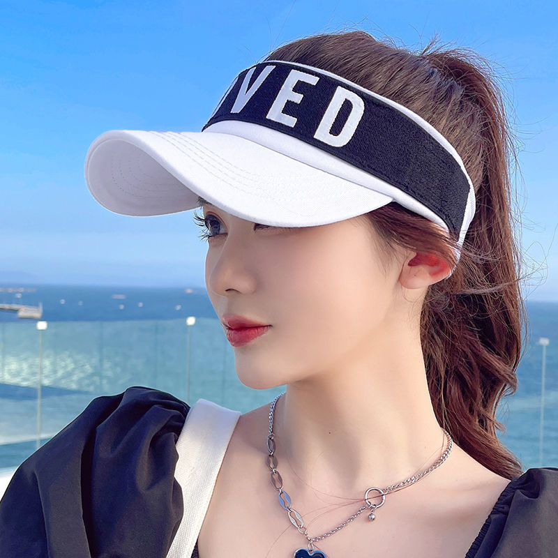 Gorra con la letra "LOVED" – Protector solar de verano